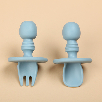 FDA LFGB BPA ได้รับการอนุมัติชุดช้อนส้อมซิลิโคนเด็กฝึกช้อนส้อมรอบ Handle Soft Scoop