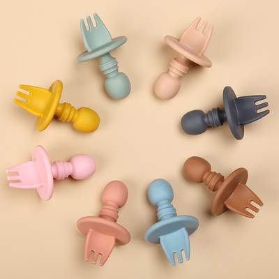 FDA LFGB BPA ได้รับการอนุมัติชุดช้อนส้อมซิลิโคนเด็กฝึกช้อนส้อมรอบ Handle Soft Scoop