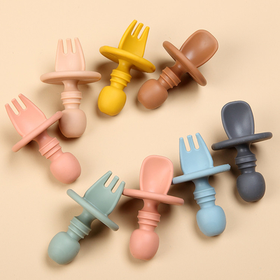 FDA LFGB BPA ได้รับการอนุมัติชุดช้อนส้อมซิลิโคนเด็กฝึกช้อนส้อมรอบ Handle Soft Scoop