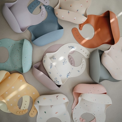 BPA Free Soft Fit ซิลิโคนกันน้ำให้อาหาร Bibs สำหรับทารก Toddlers