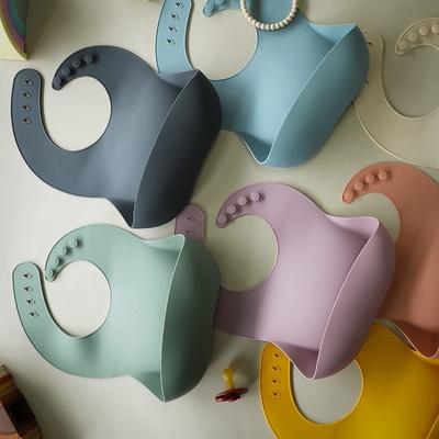 BPA Free Soft Fit ซิลิโคนกันน้ำให้อาหาร Bibs สำหรับทารก Toddlers