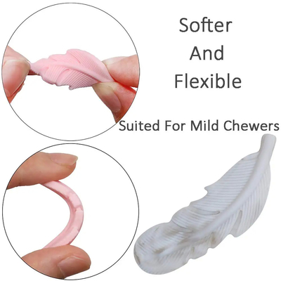 BPA Free ง่ายต่อการทำความสะอาดสร้อยคอซิลิโคน Feather Chewy สำหรับเด็ก