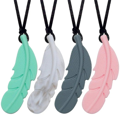 BPA Free ง่ายต่อการทำความสะอาดสร้อยคอซิลิโคน Feather Chewy สำหรับเด็ก