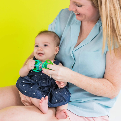 สีสดใสง่ายต่อการทำความสะอาด Oball Shaker Rattle Toy สำหรับเด็กแรกเกิด