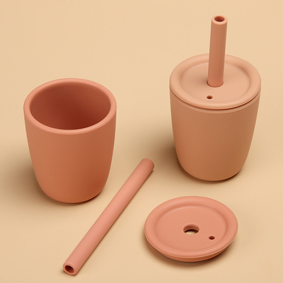 ถ้วยฟางซิลิโคนฝึกหัดเด็กปลอดสาร BPA เกรดอาหารพร้อมฝาปิด Sippy