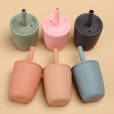ถ้วยฟางซิลิโคนฝึกหัดเด็กปลอดสาร BPA เกรดอาหารพร้อมฝาปิด Sippy